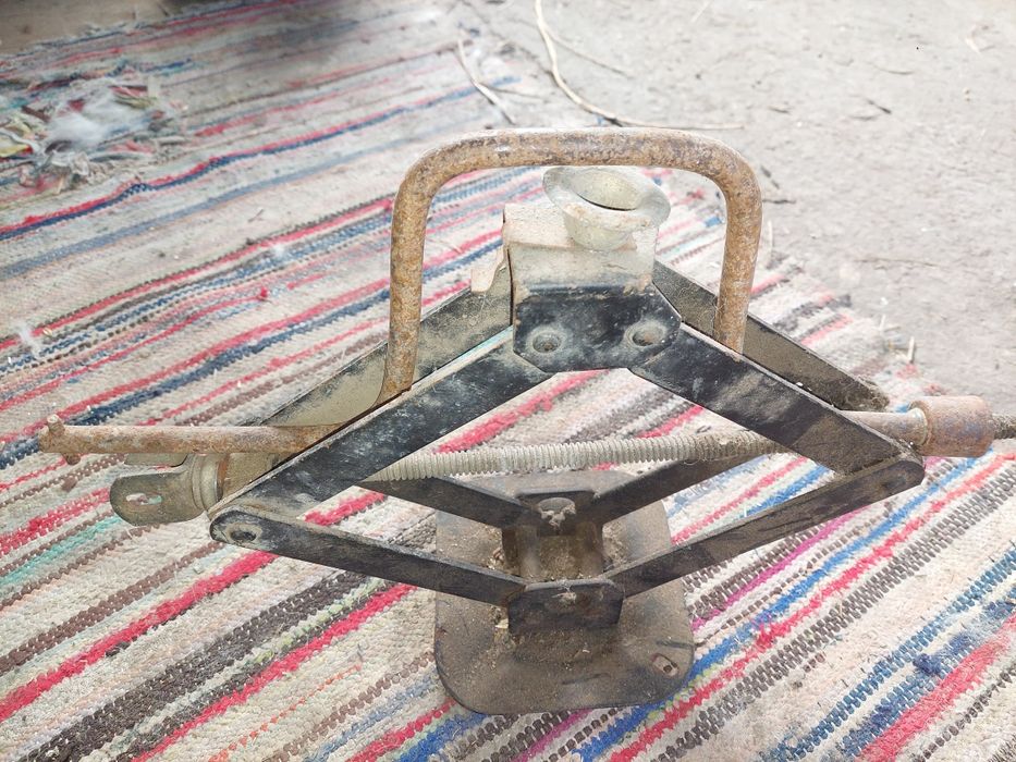 Cric Dacia 1310 cu manivela