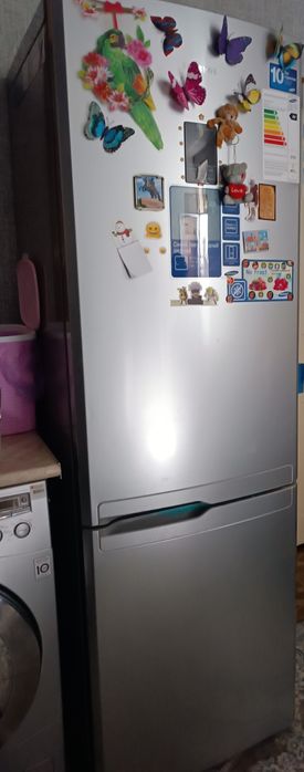 Продается холодильник  Samsung двухкамерный