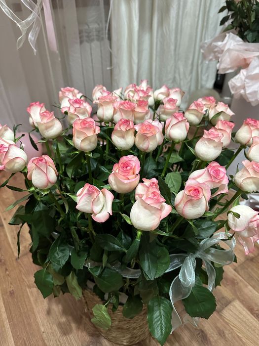 Цветы роза в корзинке