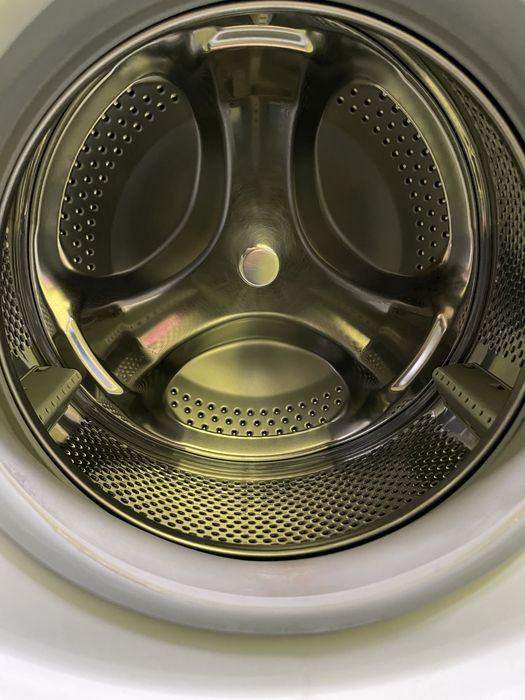 Продам надежную стиральную машину Hotpoint Ariston ARXL 85