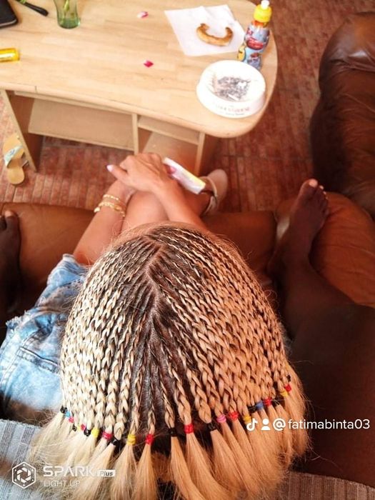 Codite afro cu extensii și împletituri afro