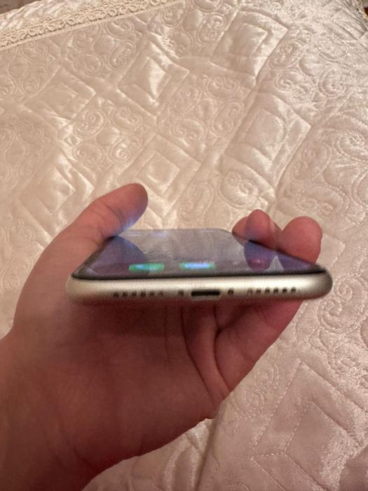 Прлдам айфон 11  128гб