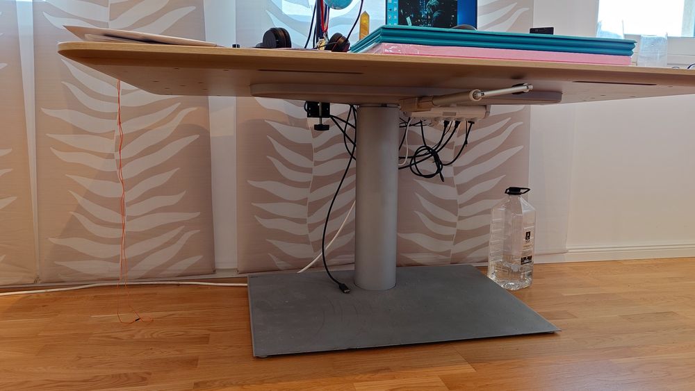 Birou reglabil pe inaltime manual, picior central, se poate automatiz