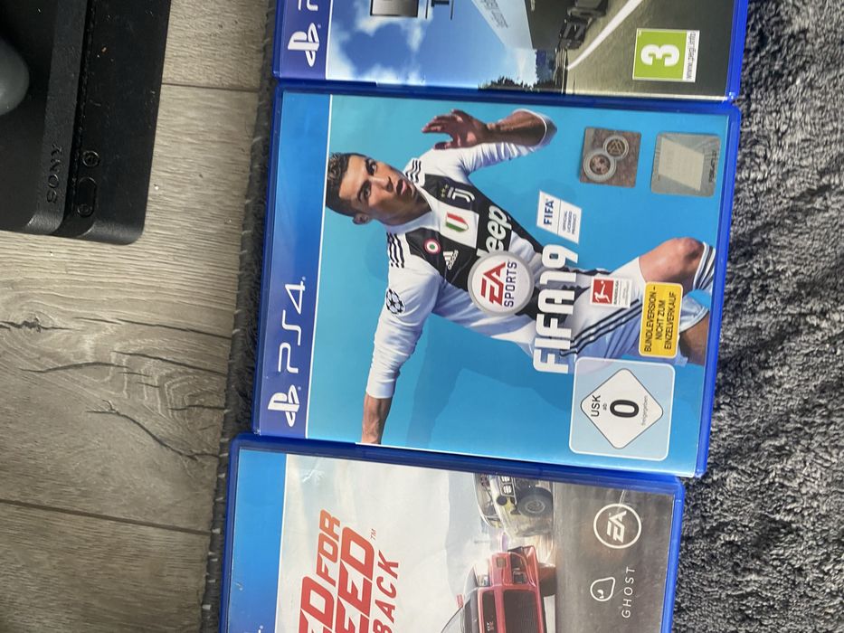 Vand PlayStation 4 + volan de gaming krom + pedale + 5 jocuri