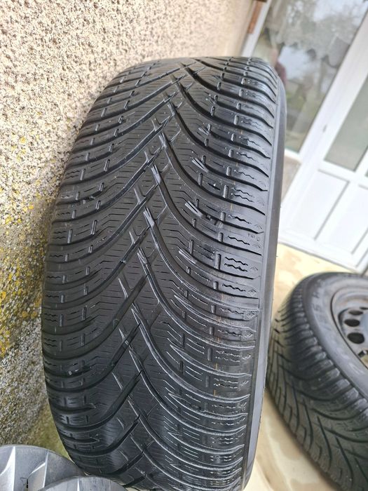 4 броя зимни гуми 205/55 R16 91H  BF Goodrich g-force winter заедно с 4 броя стоманени джанти и предпазни тасове