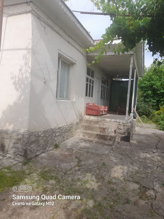 Hovli uy sotiladi Oqtoshga 5 km UGLAVOYDA fasadi 27×31 m