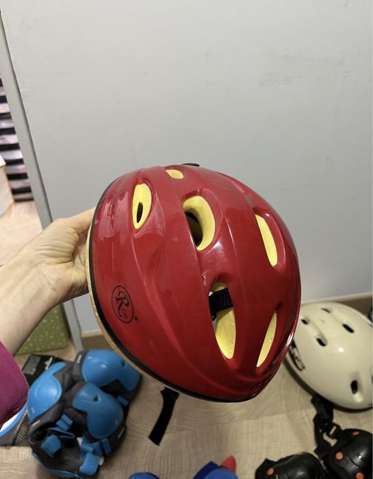 Casca si protectii genunchi/ coate/palme