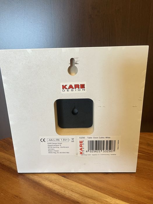 Часовник от ,,KARE”- дизайн в бяло и златно