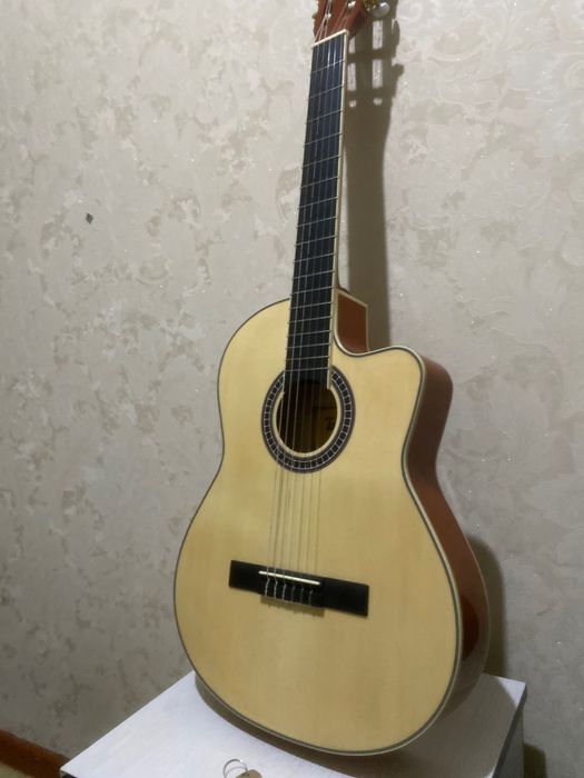 Gitara sotiladi 1.4 mln