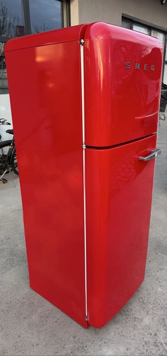 Перфектен червен хладилник SMEG