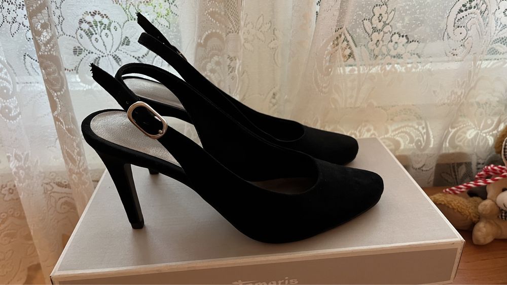 Обувки/сандали Tamaris нови