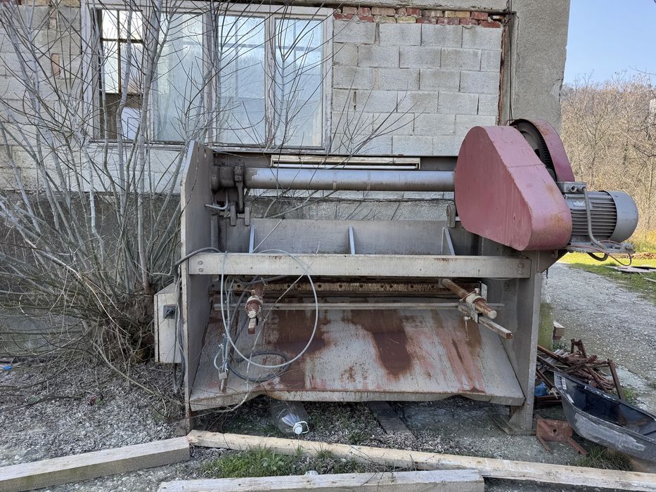 Гилотина за стоманена ламарина