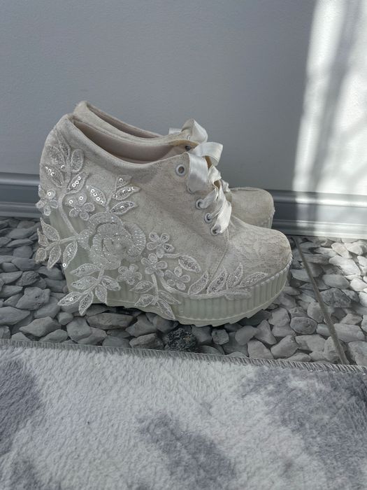 Сватбени обувки със дантела