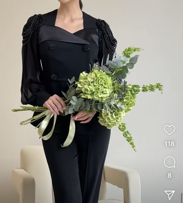 Брючный костюм двойка в черном цвете с декаративным погоном