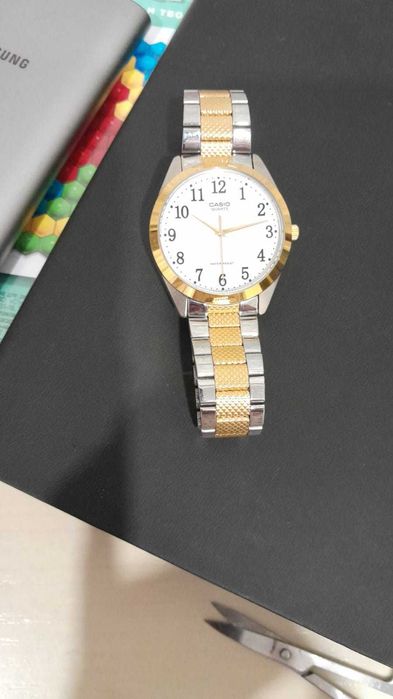 Женские наручныие часы