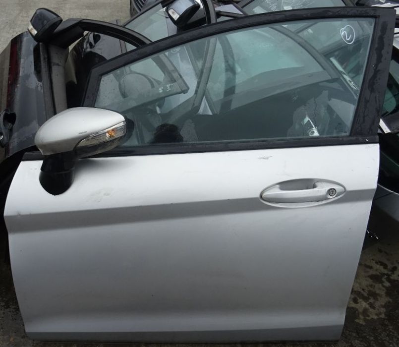 Usa stanga fata Ford Fiesta din 2010 completa fara oglinda