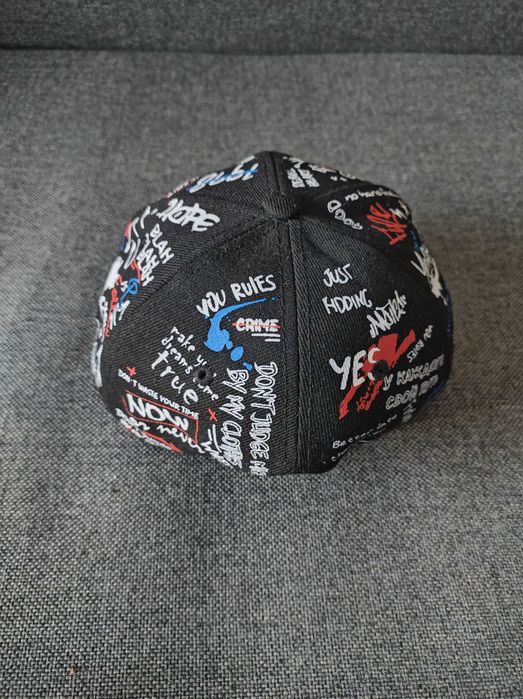 Шапка с права козирка в стил графити