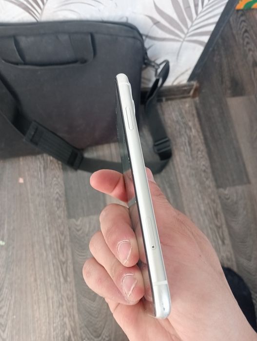 Iphone 11 white.
