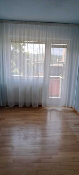 Apartament de vanzare 3 camere in Petrosani, str. Independentei, partial mobilat, doua balcoane (unul inchis), izolat termic interior
