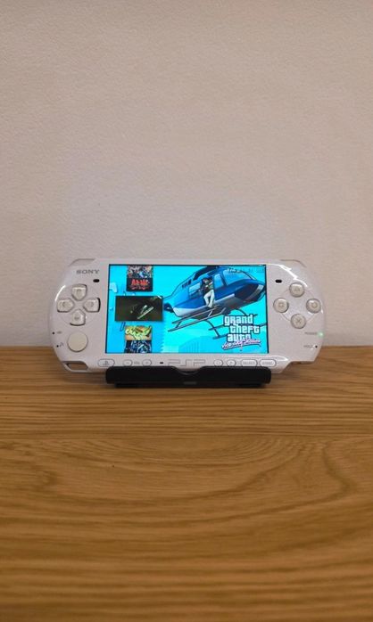 Sony PSP 3000, Modat, 550 jocuri, 9 în 1,  gata de joacă