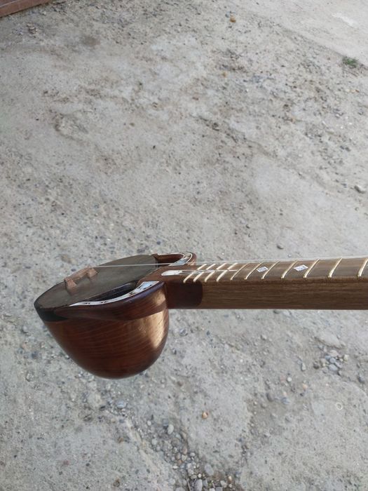 Qashqar rubobi sotiladi.Ovozi tiniq.Usto oʻlmasni ruboblaridan