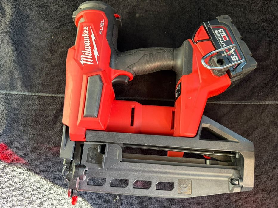 Milwaukee pistol de cuie pe acumulator