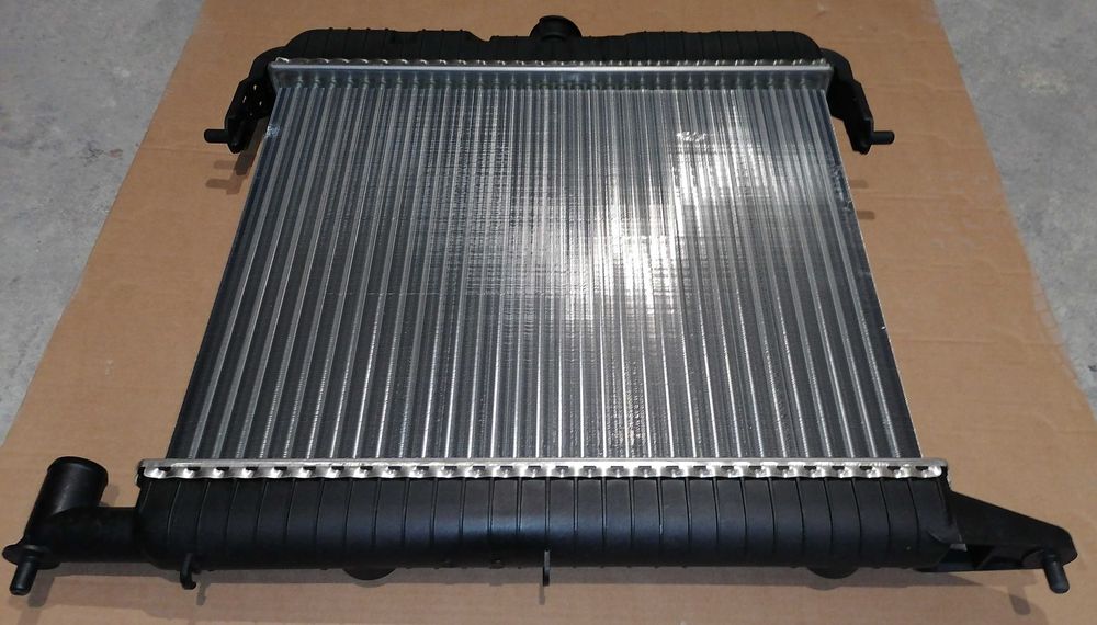 Чисто НОВ радиатор BEHR оригинал ЕЕ 90 231 318 Opel Omega A C20NE