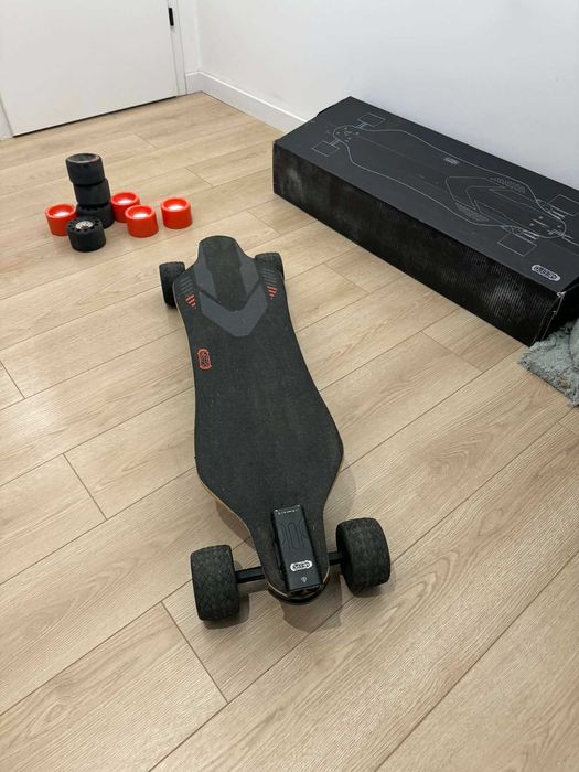 Meepo Voyager електрически скейтборд + 3 комплекта гуми + аксесоари