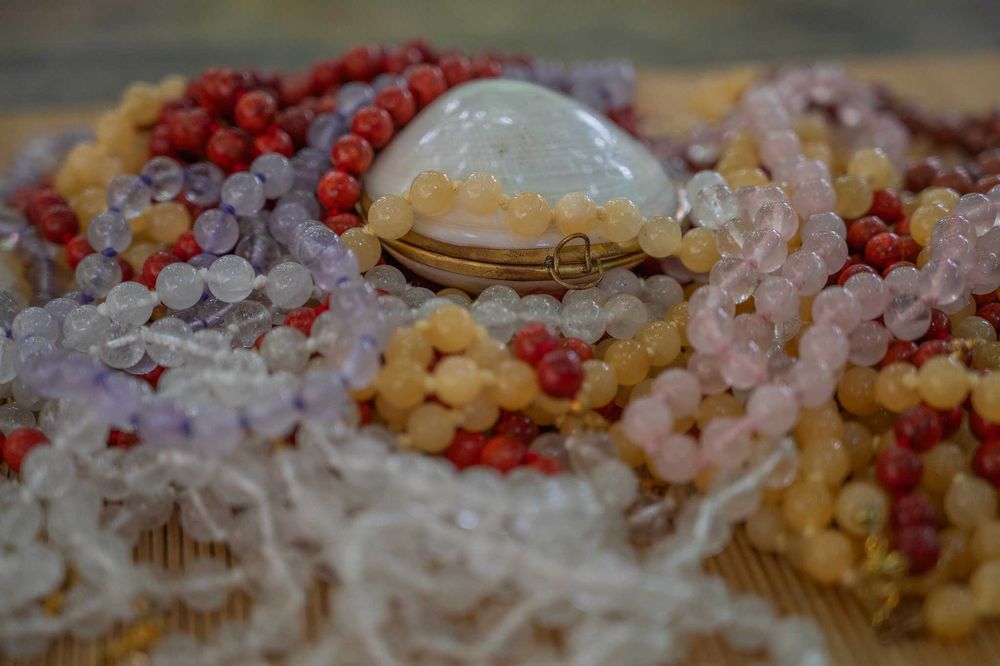 Coliere din coral, cristal de stanca, ametist