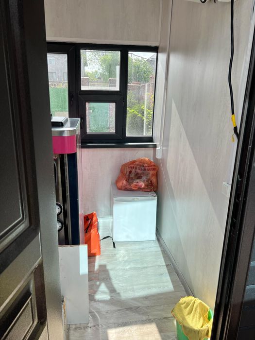 киоск с аппаратом для мороженного