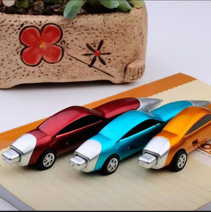 Antiqa ruchka, mashina shaklida