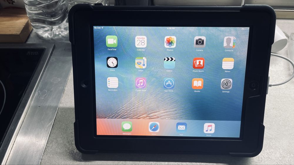 ipad 2 64gb 3g с зарядно Philiphs и тон колона