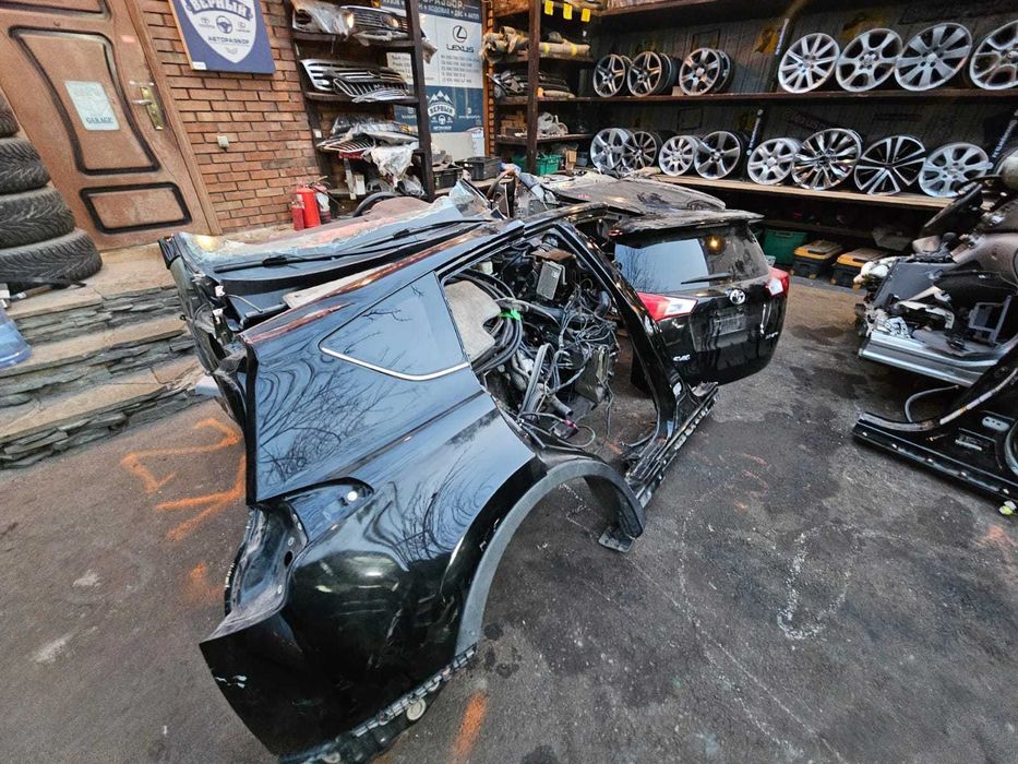 Заднее правое крыло RAV4