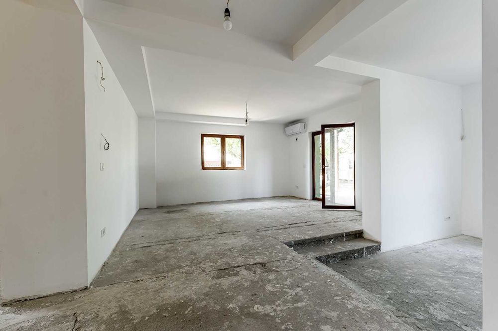 Vand Casă spațioasă în Curtici, 4 dormitoare, 3 bai, 2 terase si garaj