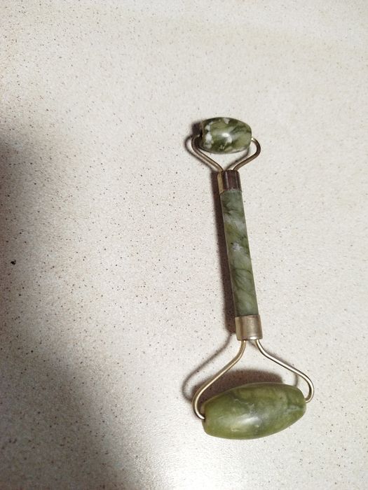 Комплект -Ролер  нефрит за красота + Gua Sha камък нефрит сърце