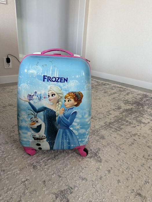 Продам детский чемодан на девочку