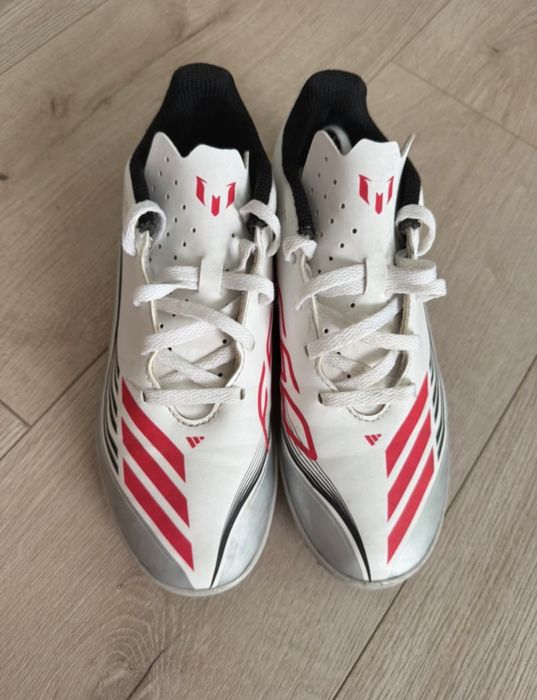 Adidasi fotbal