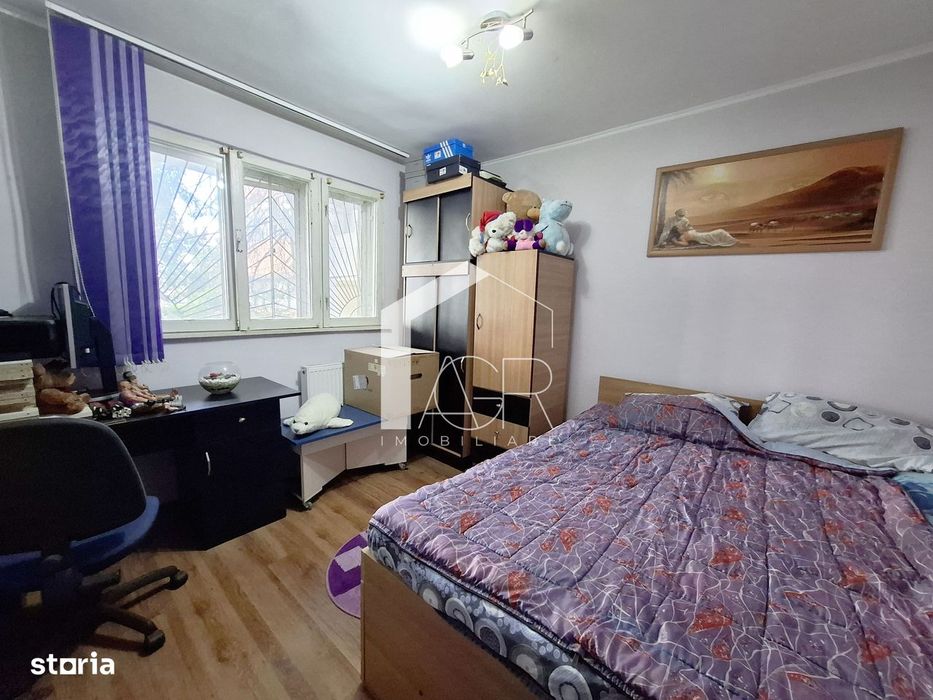 Apartament cu 3 camere, decomandat, zona Vest