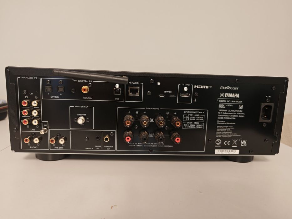 Amplificator cu streamer și HDMI Yamaha R-N1000A
