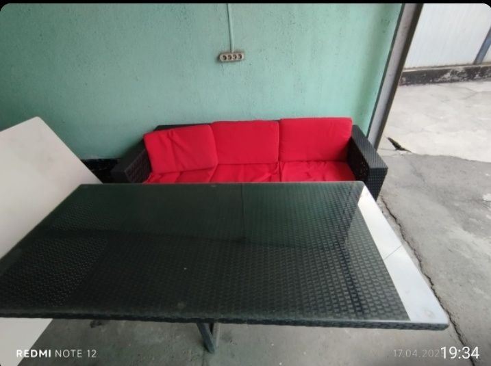 Подушки и два дивана они одинаковые