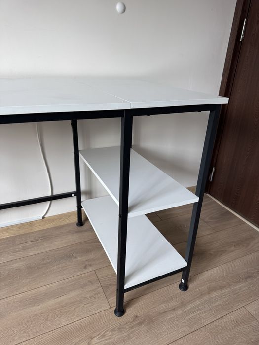 Два броя бюро с изчистен модерен дизайн