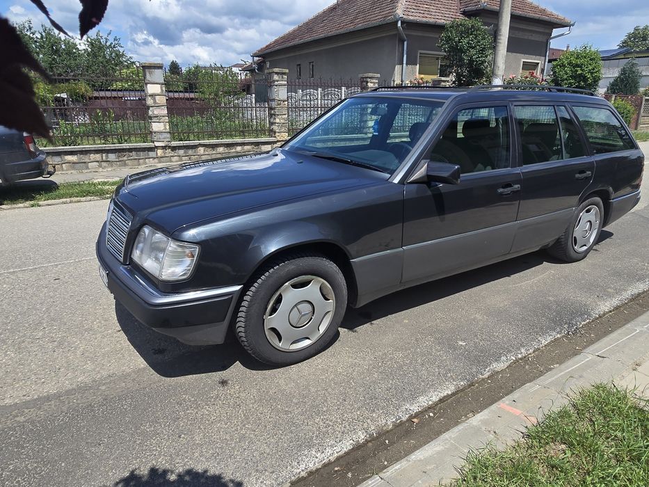 Mercedes E220 W124 T model retro