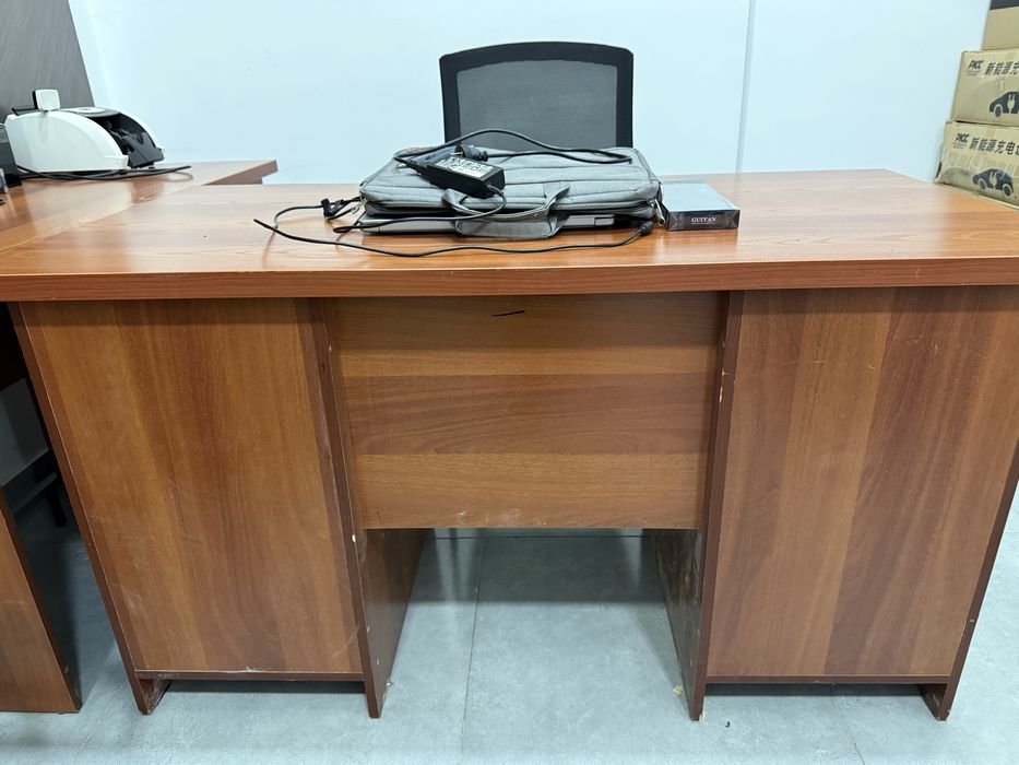 Kompyuter stol sotiladi 3ta bir xil rengi karicniviy a