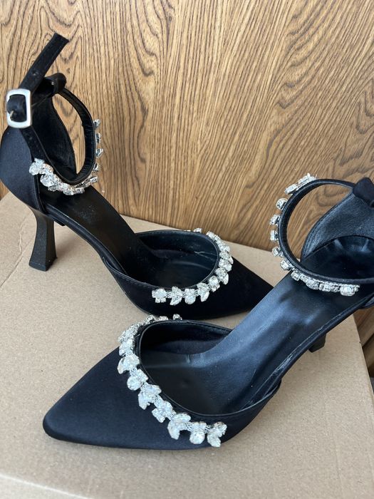 Vand tocuri cu pietre