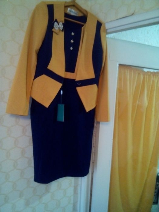 продается костюм..платье и пиджак и другие костюмы