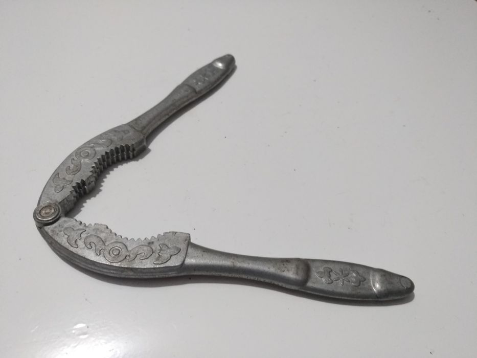 Cleste spart nuci rusesc