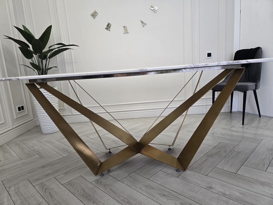 Белый мраморный стол