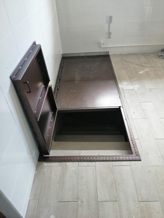 Capace metalice pentru beci/pivniță + scări metalice robuste