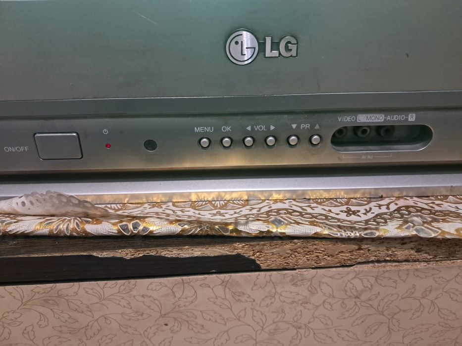 Телевизор LG  продам срочно.