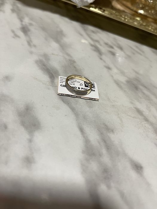 Продам золотое кольцо с бриллиантами